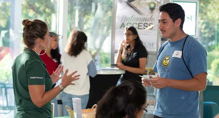a USF student talking to an orientation guide.