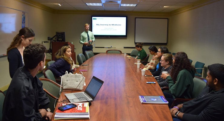 USF Honors College students listen to a speaker and have a class discussion.